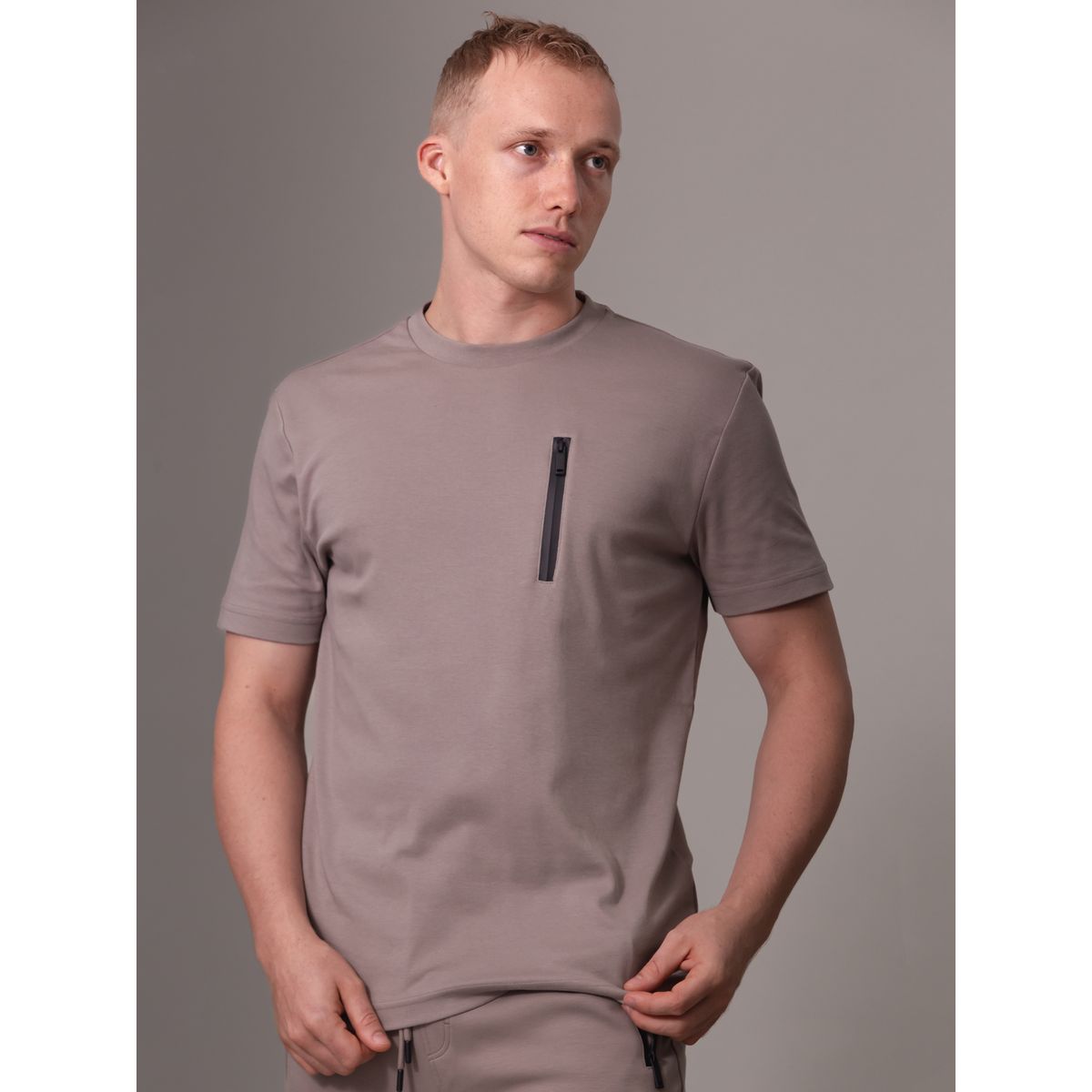 CALVIN KLEIN - Polera Lux Tech Zip Pocket Gris Calvin Klein