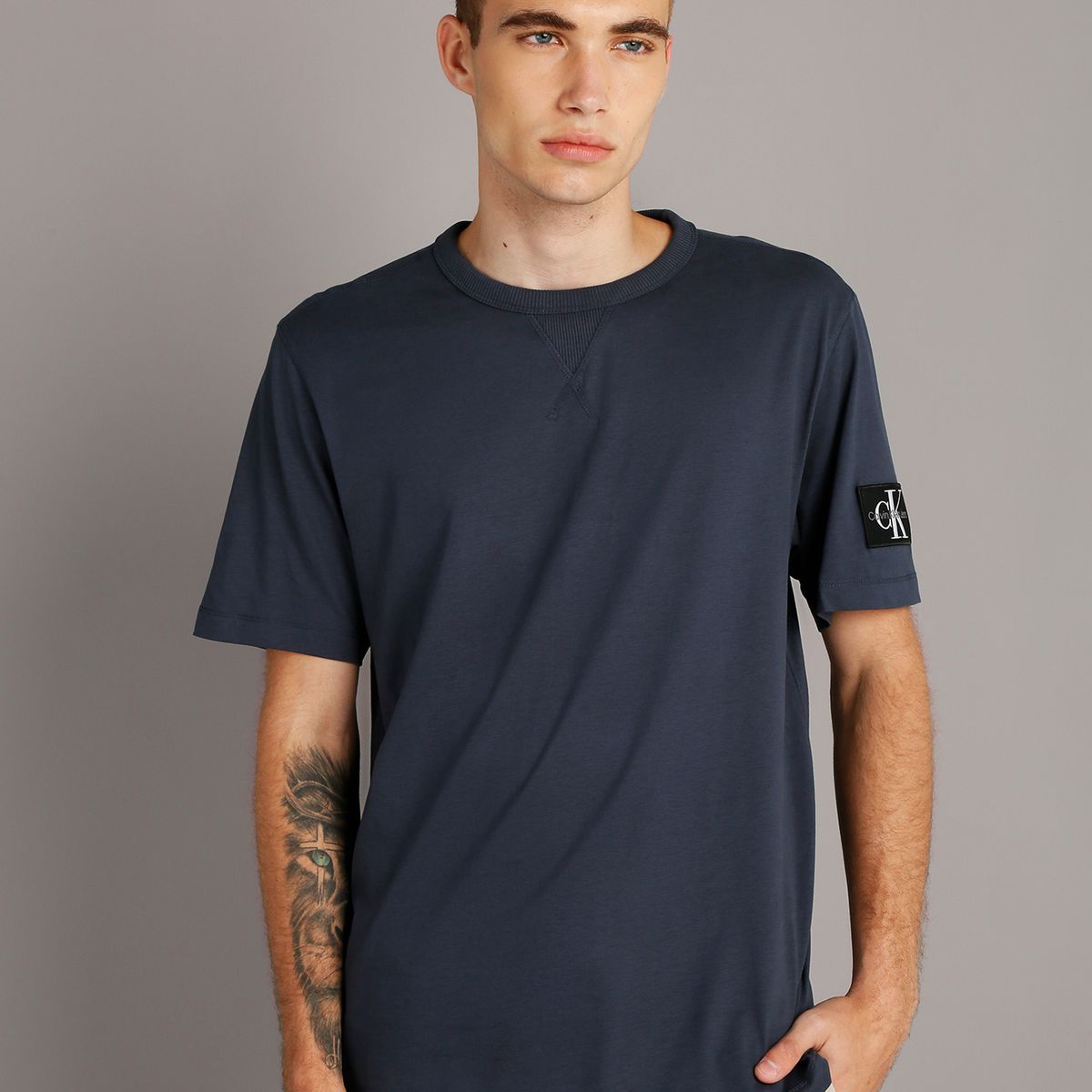 CALVIN KLEIN - Polera LS Badge Regular Azul Calvin Klein