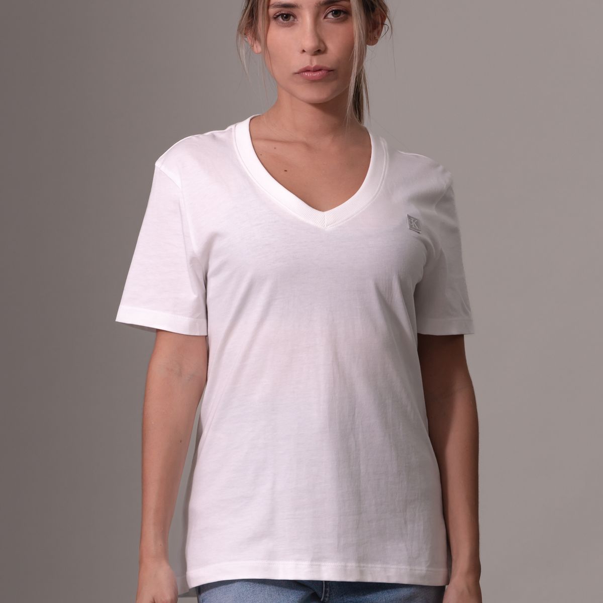 CALVIN KLEIN - Polera Ck Embro Badge V-Neck Blanco Calvin Klein