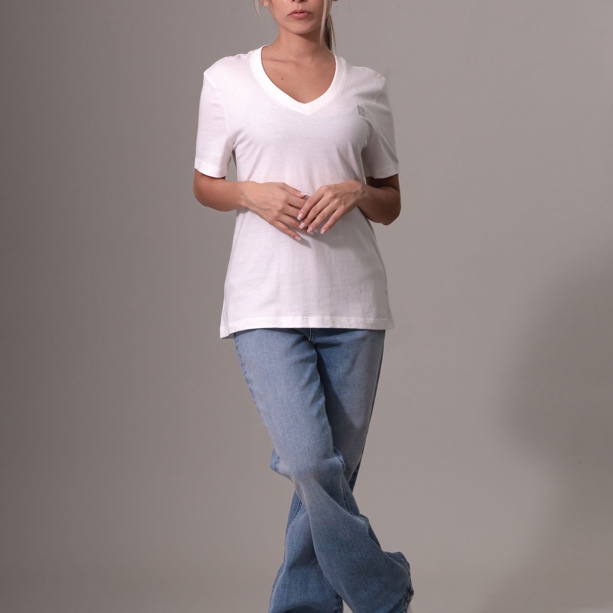 CALVIN KLEIN - Polera Ck Embro Badge V-Neck Blanco Calvin Klein