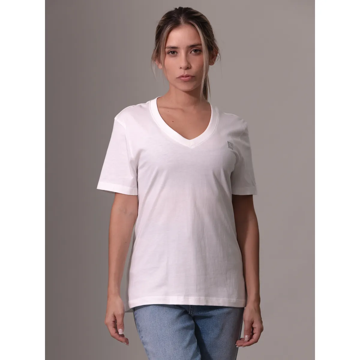 CALVIN KLEIN - Polera Ck Embro Badge V-Neck Blanco Calvin Klein