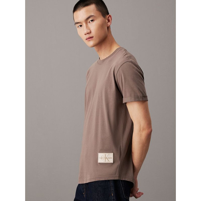 CALVIN KLEIN - Polera Badge Turn Up Café Calvin Klein