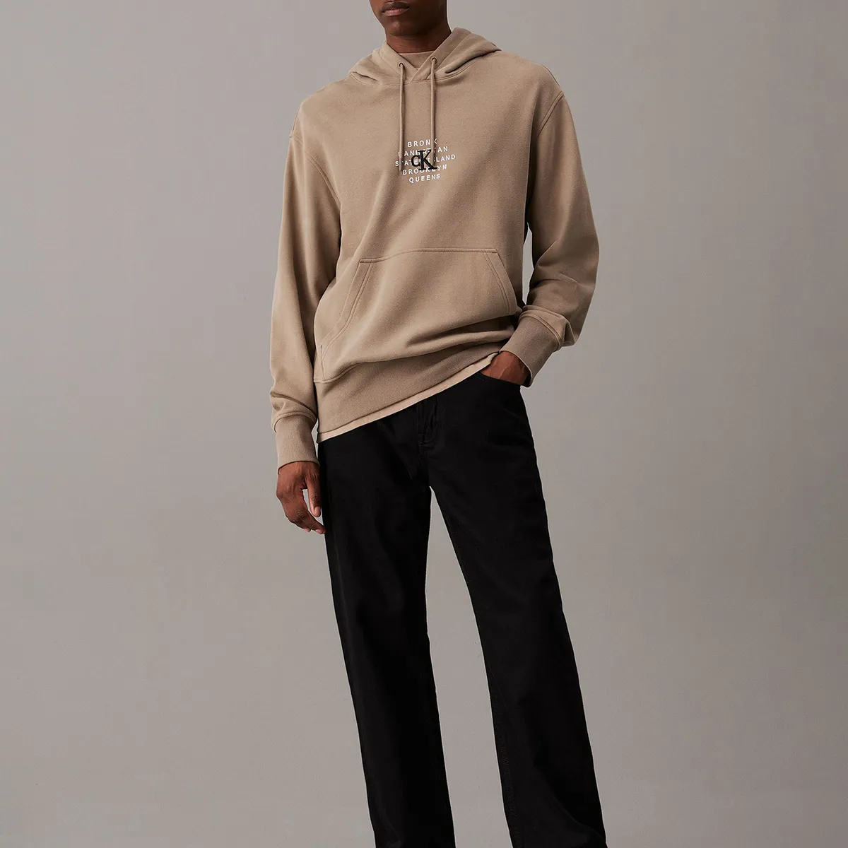 CALVIN KLEIN - Polerón con Gorro Nyc Stamp Graphic Beige Calvin Klein