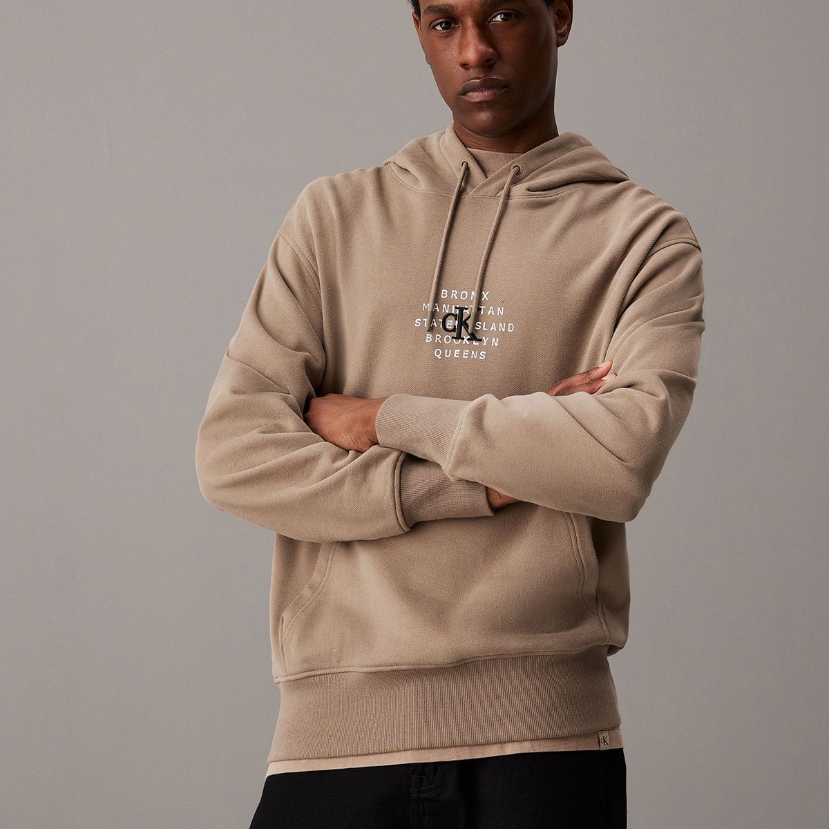 CALVIN KLEIN - Polerón con Gorro Nyc Stamp Graphic Beige Calvin Klein