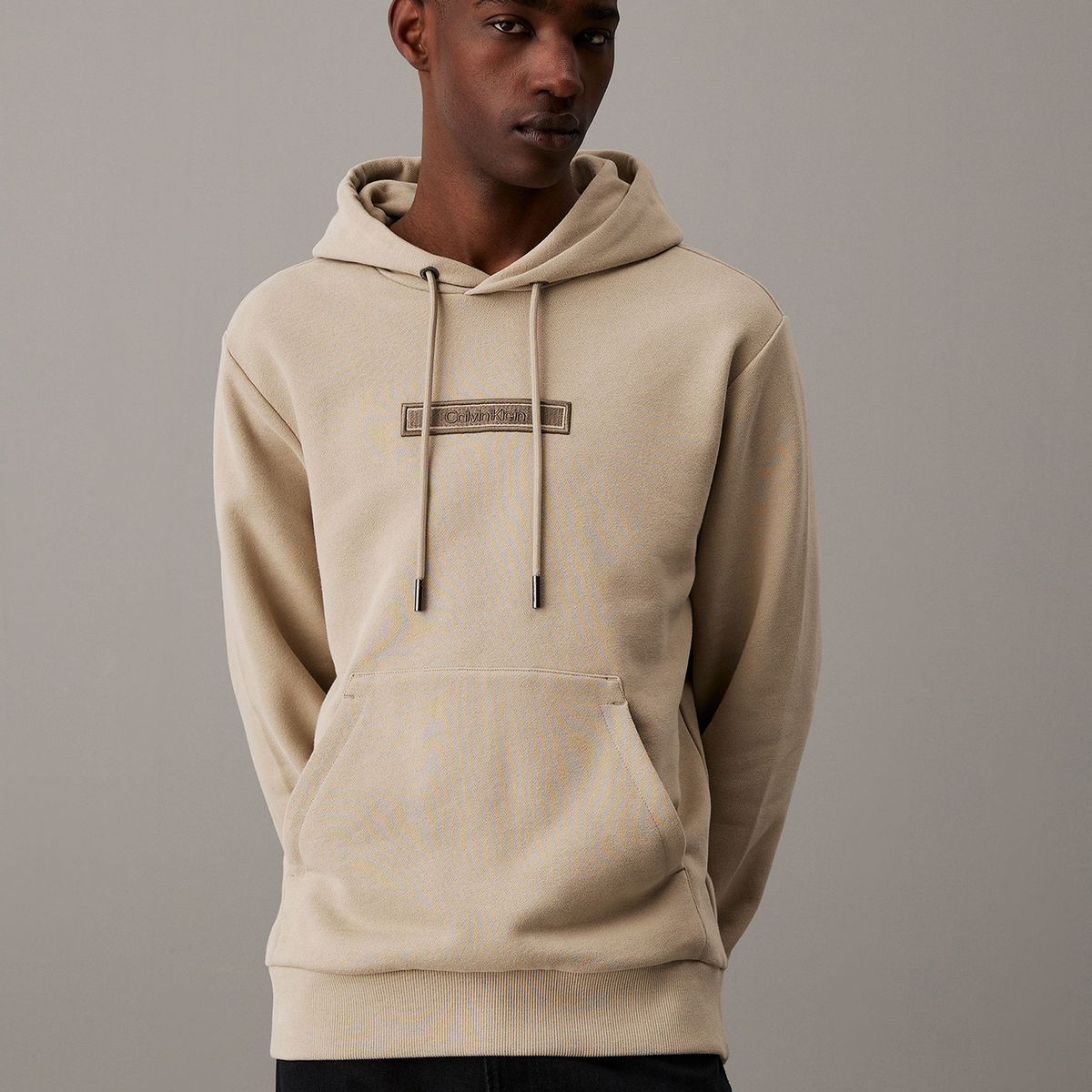 CALVIN KLEIN - Polerón con Gorro Embroidered Logo Peached Beige Calvin Klein