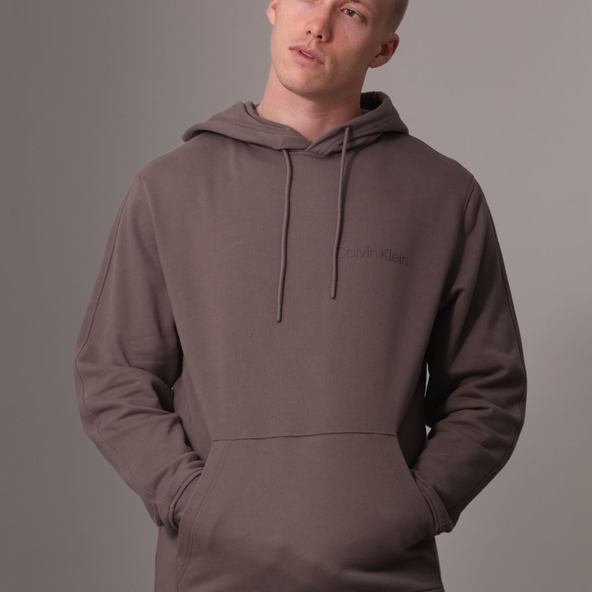 CALVIN KLEIN - Polerón con Gorro Institutional Café Calvin Klein