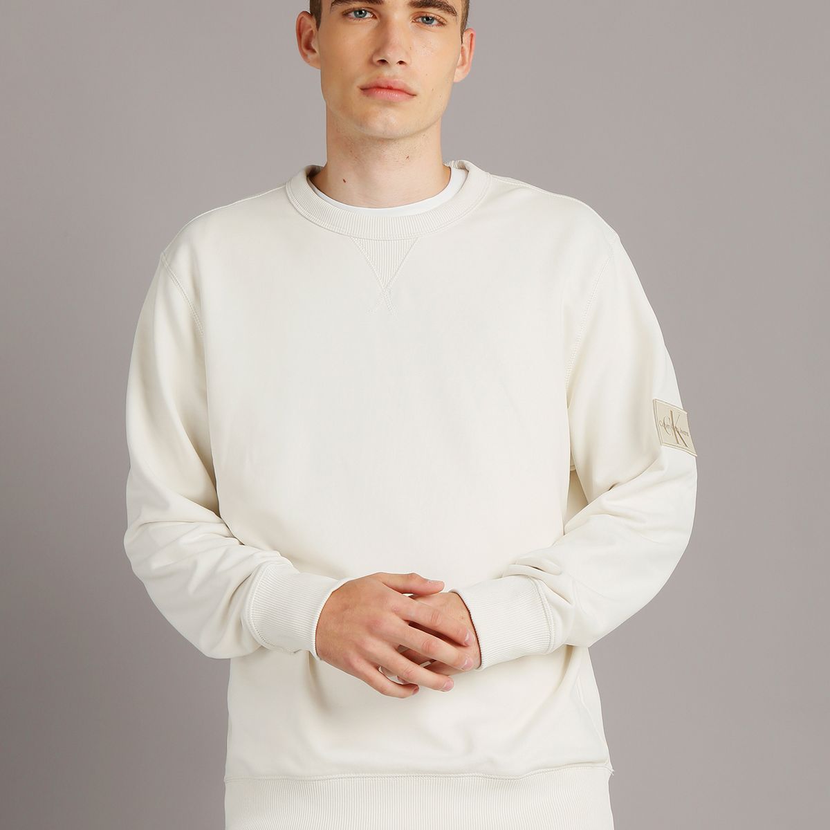 CALVIN KLEIN - Polerón Badge Crew Neck Crema Calvin Klein