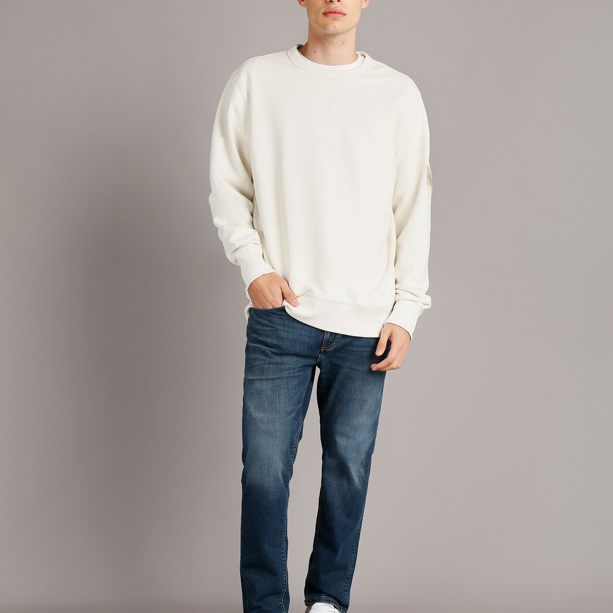 CALVIN KLEIN - Polerón Badge Crew Neck Crema Calvin Klein