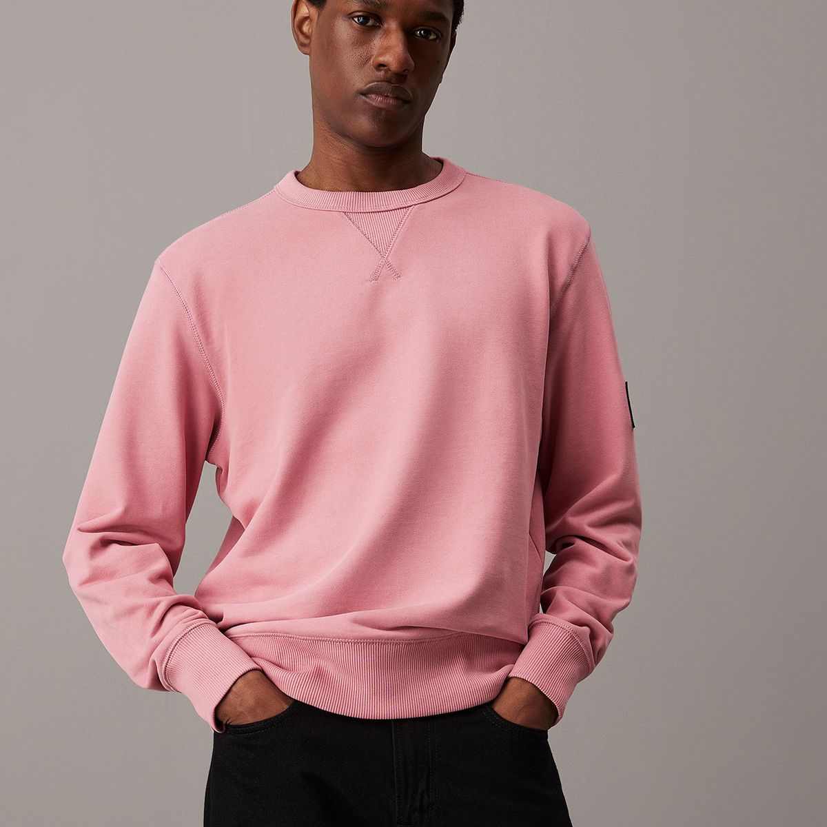 CALVIN KLEIN - Polerón Badge Crew Neck Rosado Calvin Klein