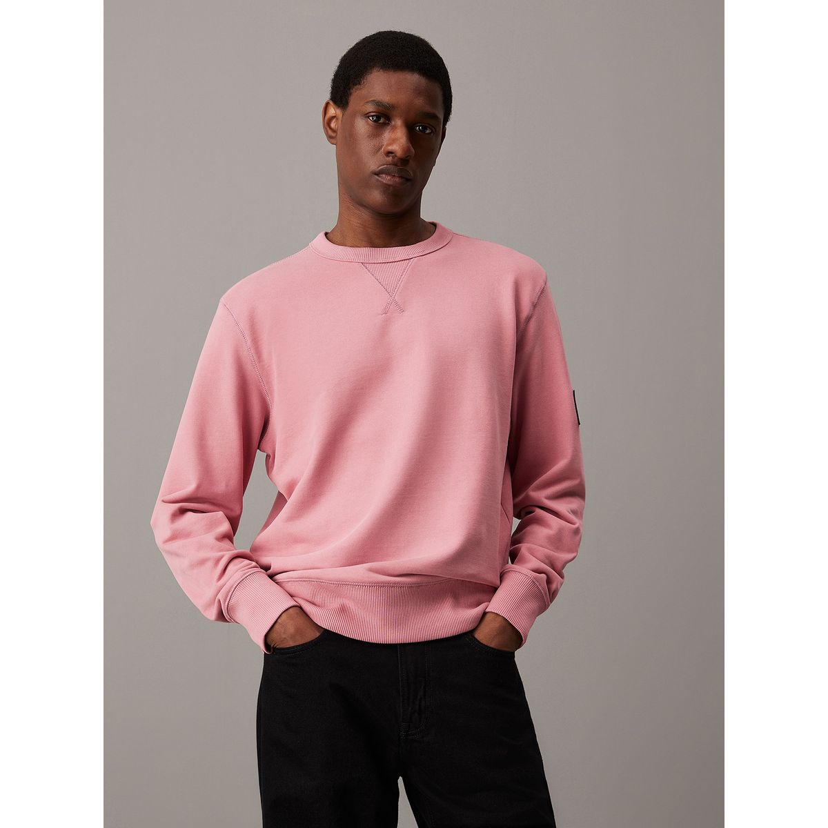 CALVIN KLEIN - Polerón Badge Crew Neck Rosado Calvin Klein