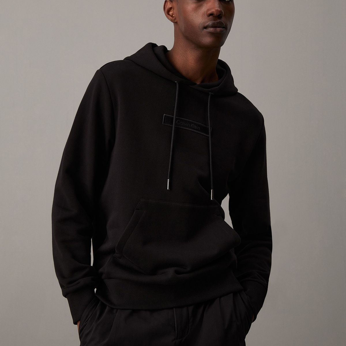 CALVIN KLEIN - Polerón con Gorro Embroidered Logo Peached Negro Calvin Klein