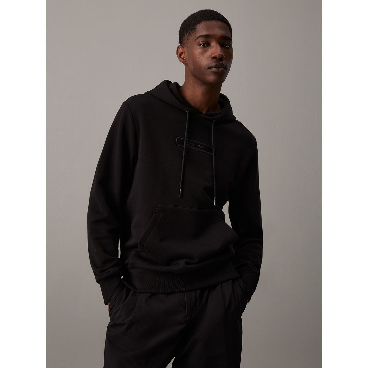 CALVIN KLEIN - Polerón con Gorro Embroidered Logo Peached Negro Calvin Klein