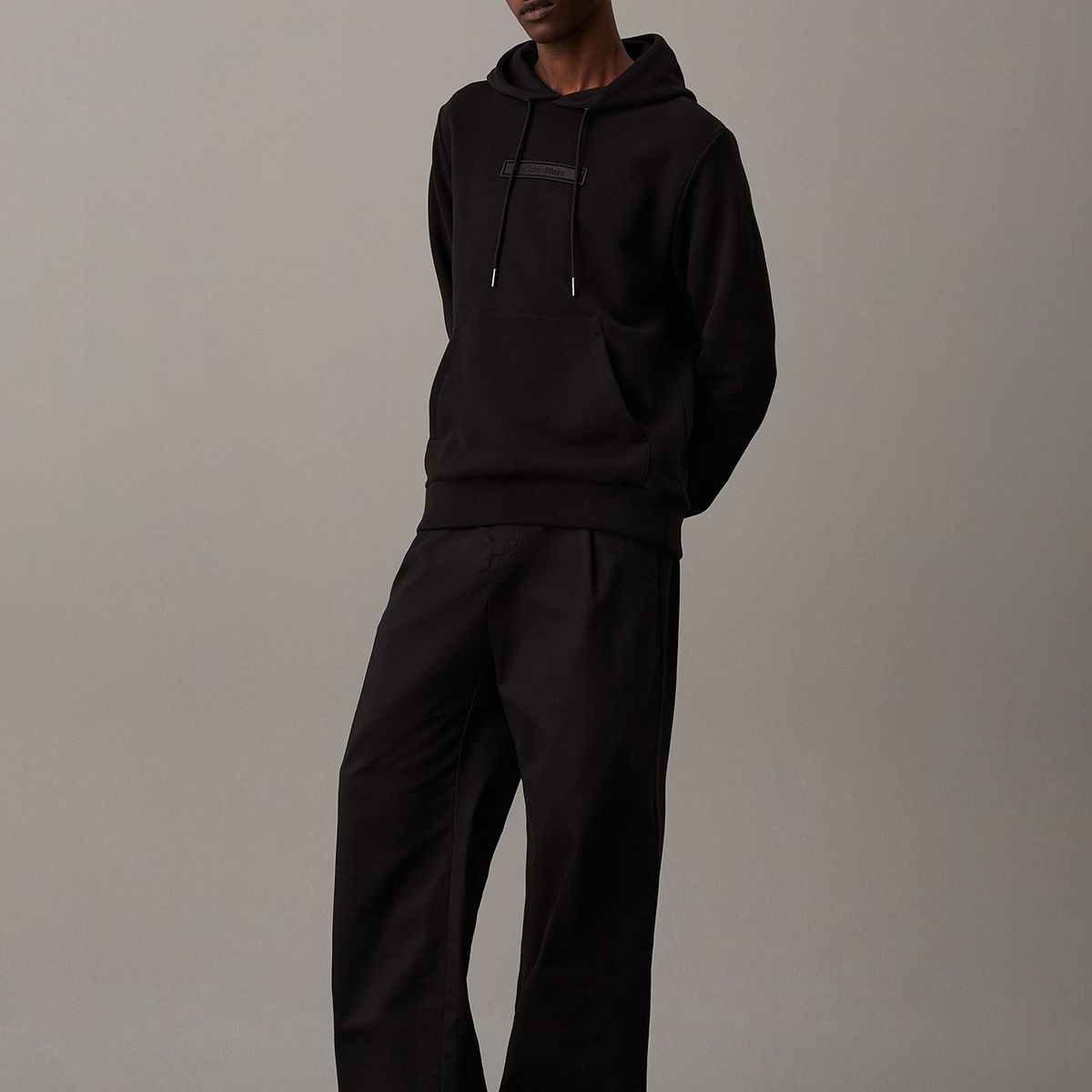 CALVIN KLEIN - Polerón con Gorro Embroidered Logo Peached Negro Calvin Klein