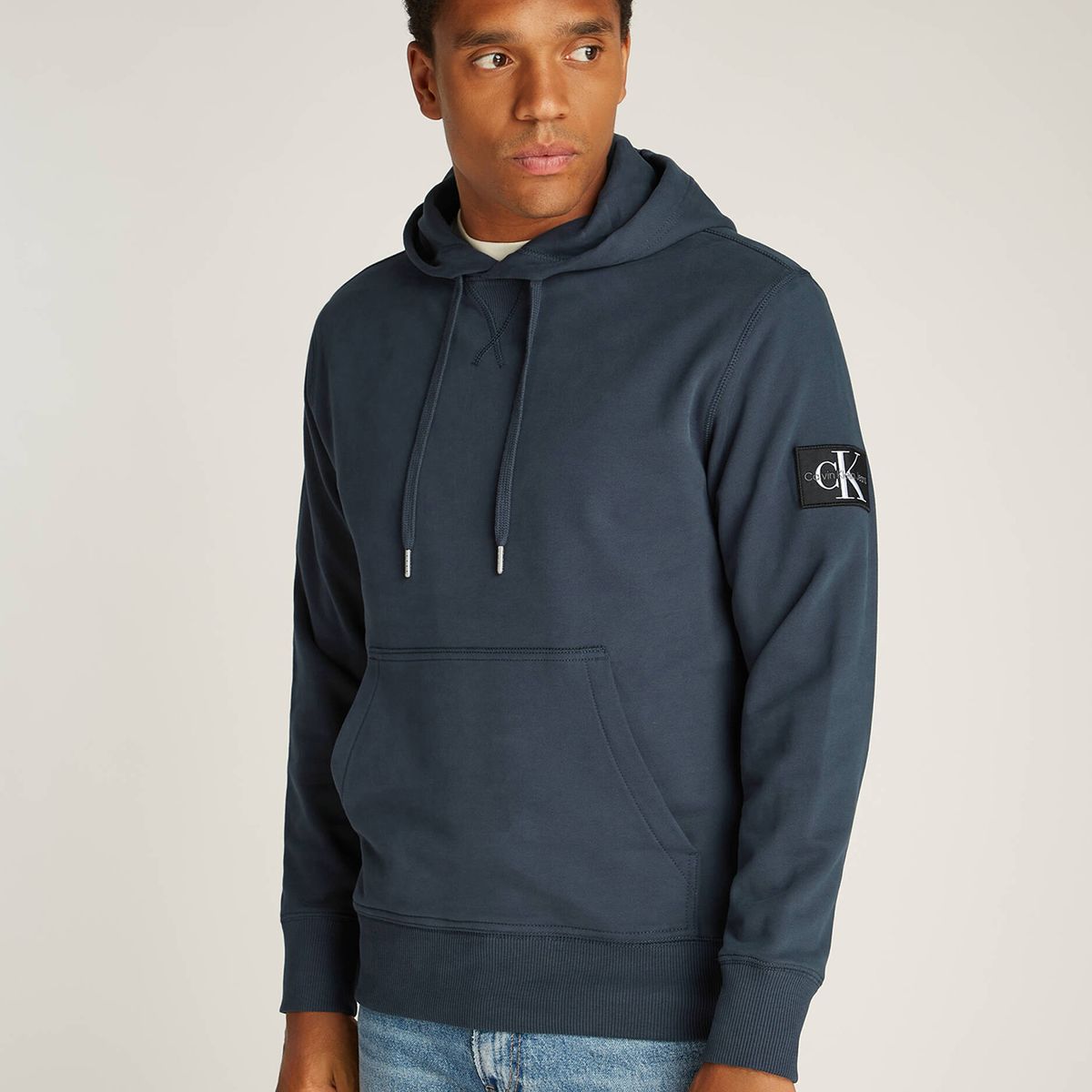 CALVIN KLEIN - Polerón con Gorro Badge Azul Calvin Klein