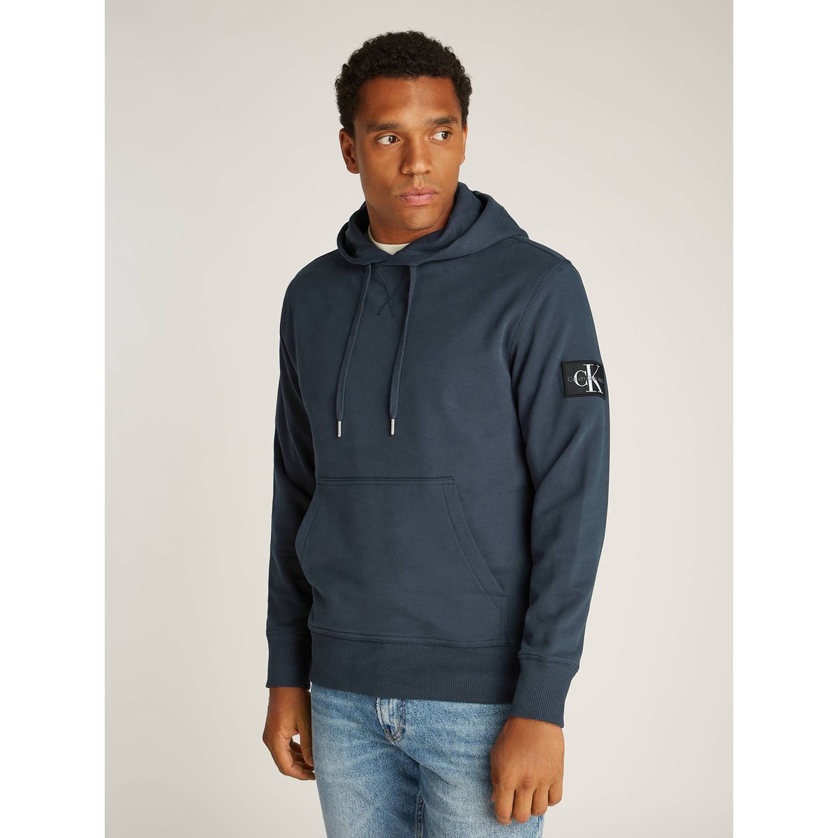 CALVIN KLEIN - Polerón con Gorro Badge Azul Calvin Klein