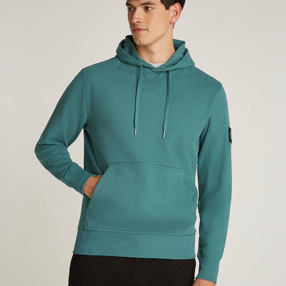 CALVIN KLEIN - Polerón con Gorro Badge Verde Calvin Klein