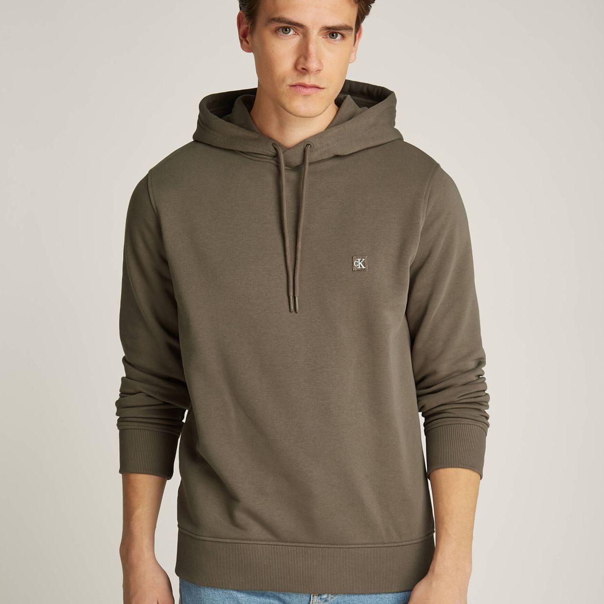 CALVIN KLEIN - Polerón con Gorro Ck Embro Badge Café Calvin Klein