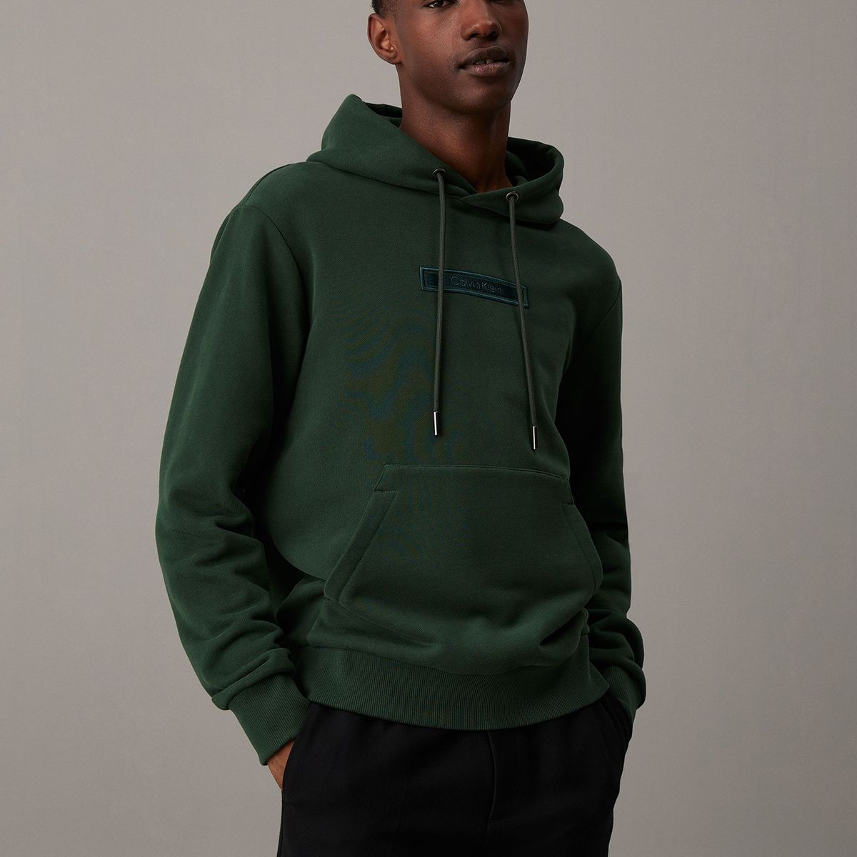 CALVIN KLEIN - Polerón con Gorro Embroidered Logo Peached Verde Calvin Klein