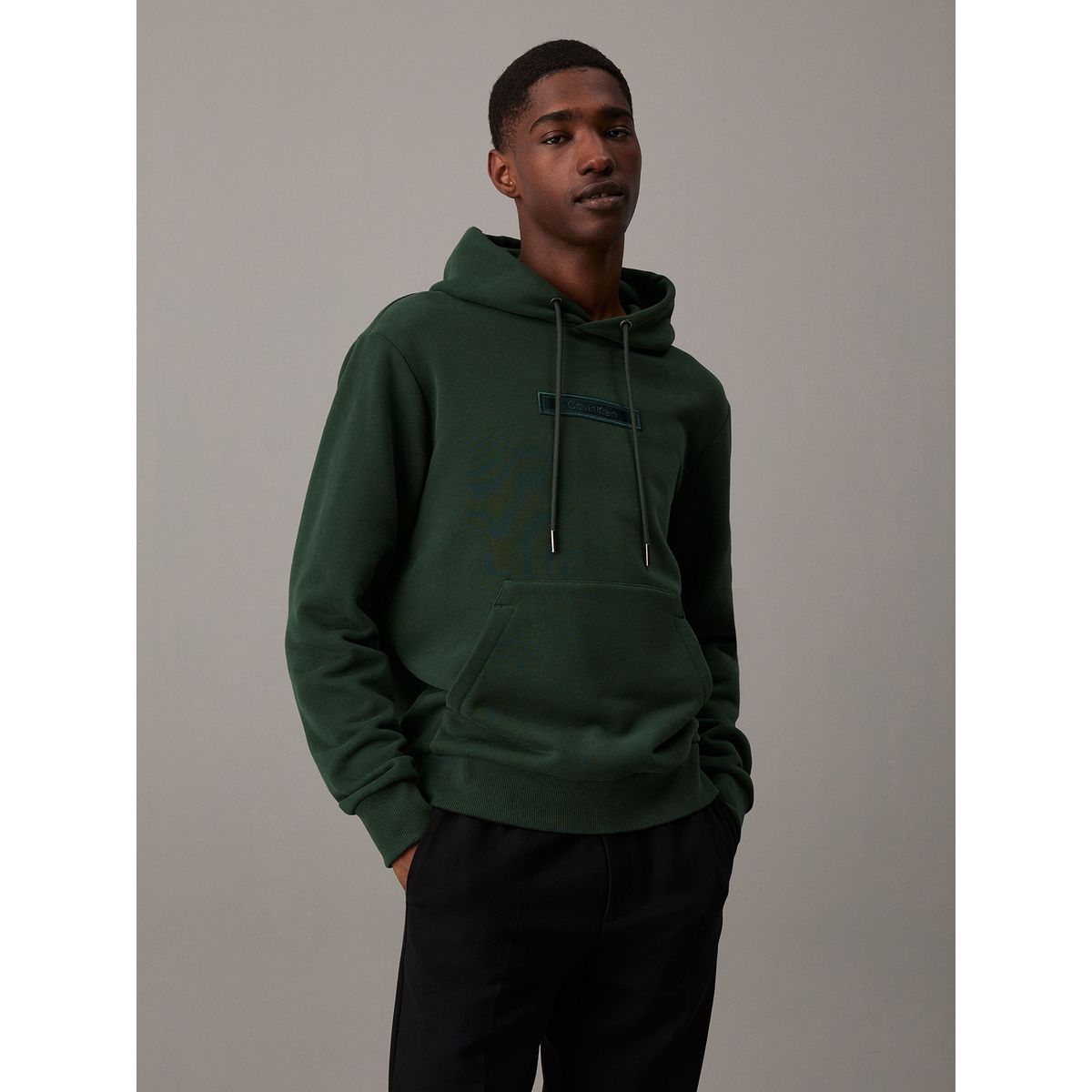 CALVIN KLEIN - Polerón con Gorro Embroidered Logo Peached Verde Calvin Klein