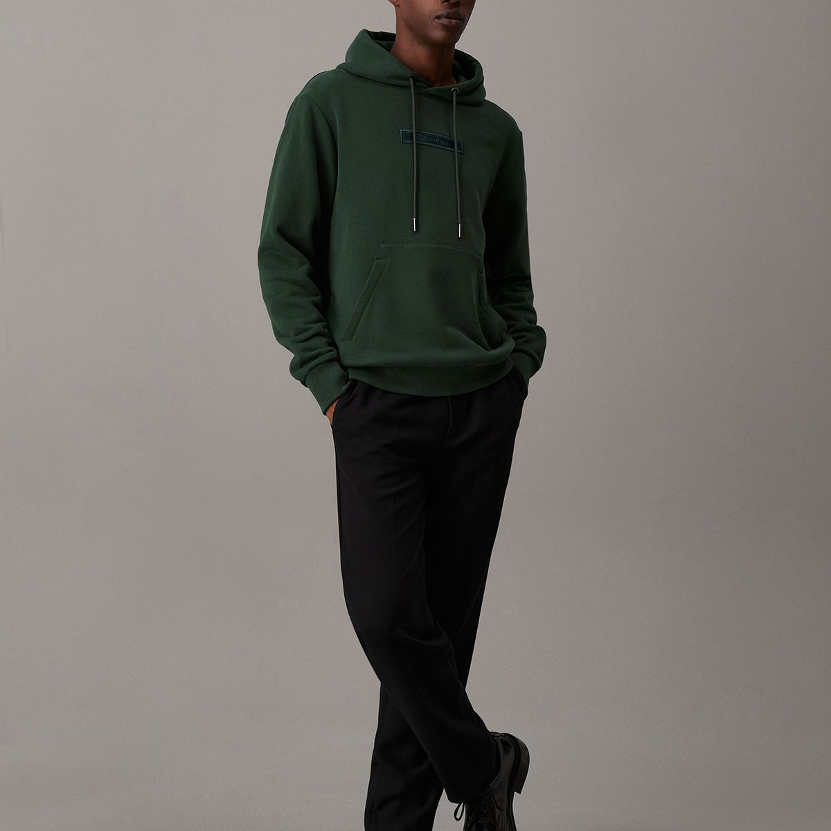 CALVIN KLEIN - Polerón con Gorro Embroidered Logo Peached Verde Calvin Klein