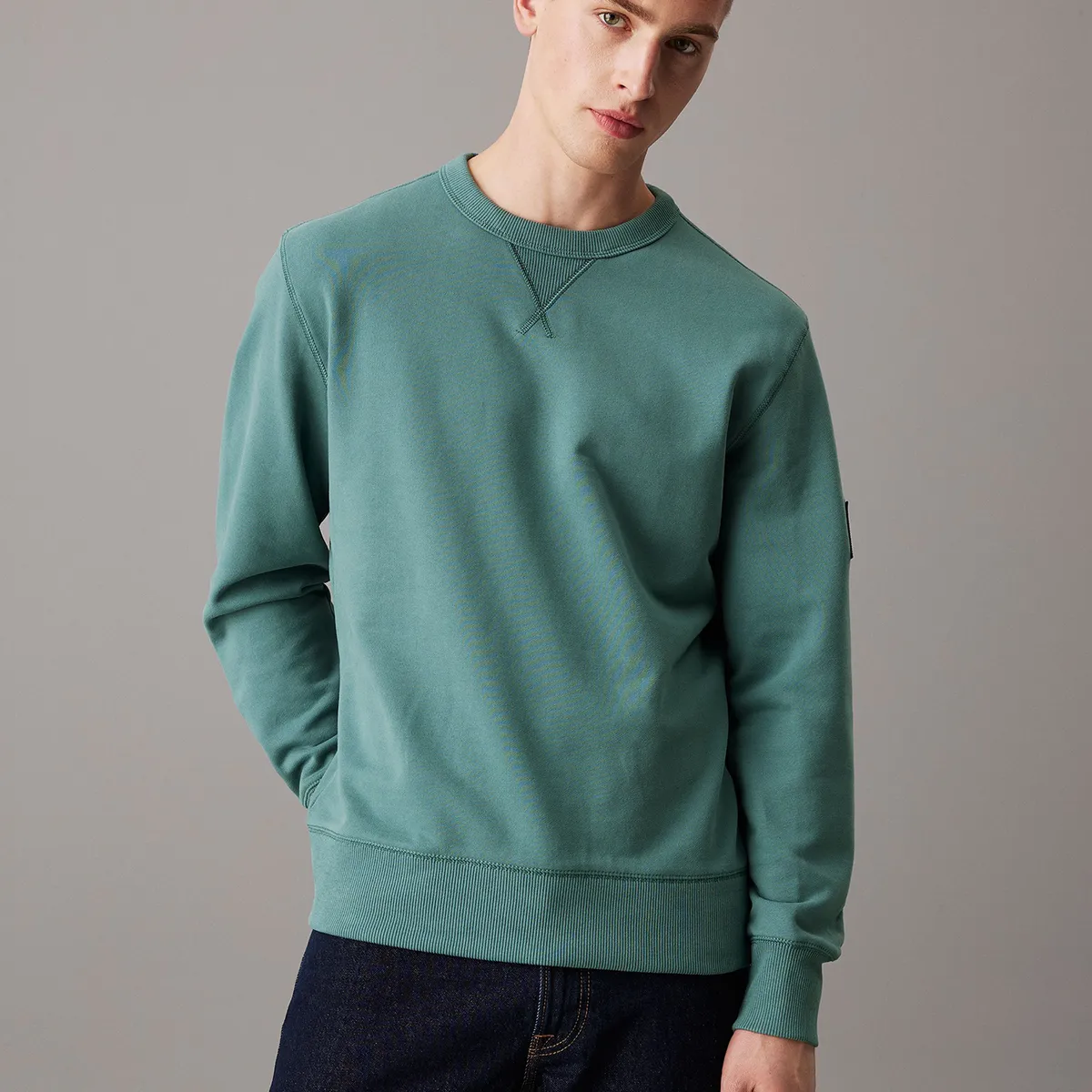 CALVIN KLEIN - Polerón Badge Crew Neck Verde Calvin Klein