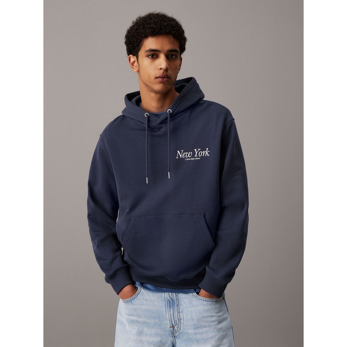 CALVIN KLEIN - Polerón con Gorro New York Script Azul Calvin Klein