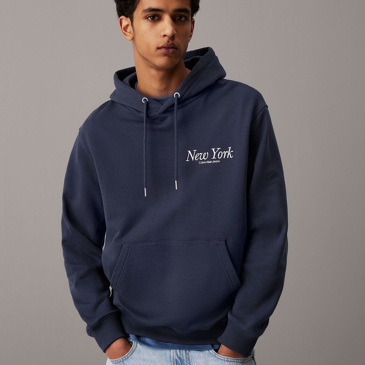 CALVIN KLEIN - Polerón con Gorro New York Script Azul Calvin Klein