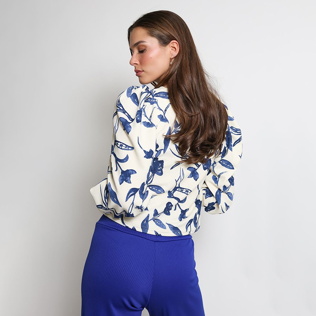 NATALIA SEGUEL - Polera Abril Blanco Flores Azul Natalia Seguel