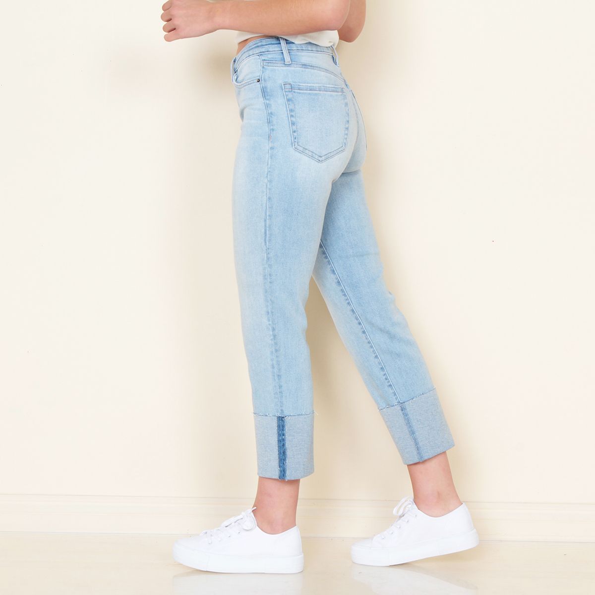 WADOS - JEANS RECTO TIRO ALTO PRETINA BASICA 1 BOTON CON BASTA DOBLADA