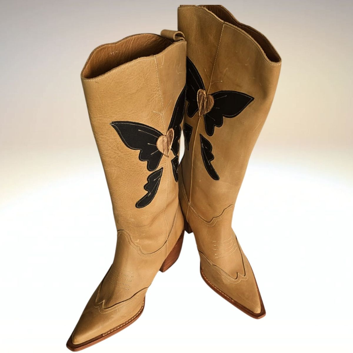 ANNY OUTFITS - Bota Butterfly Cuero  Beige.