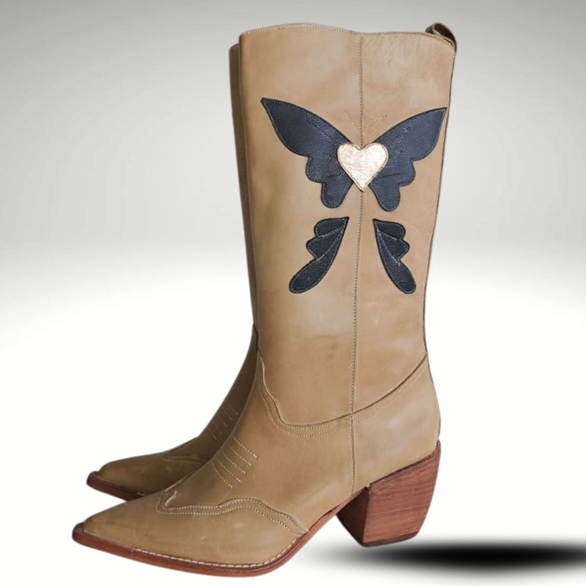 ANNY OUTFITS - Bota Butterfly Cuero  Beige.