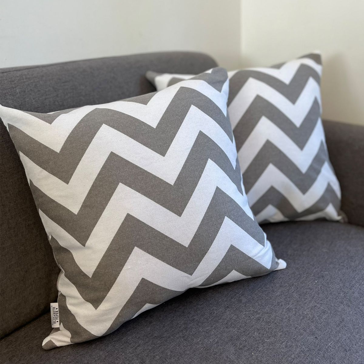 ELIZABETH PEPER - Funda Cojin Decorativo Diseño ZigZag Gris 60x60.