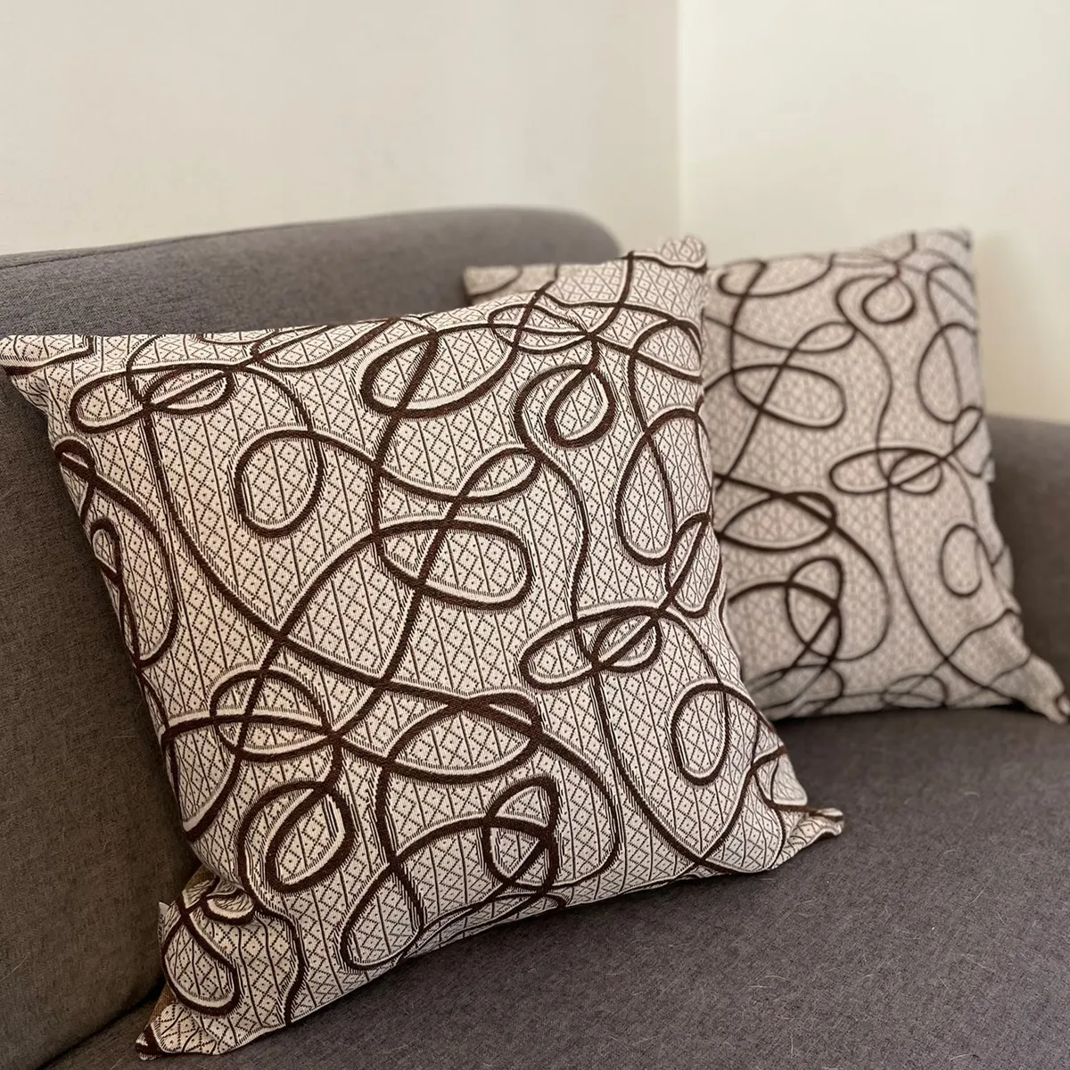 ELIZABETH PEPER - Funda Cojin Decorativo Diseño Cordon Café 50x50.