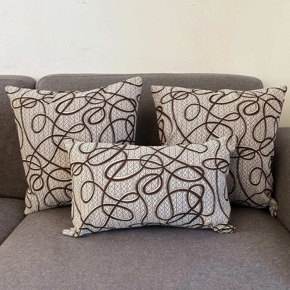 ELIZABETH PEPER - Cojin Decorativo Diseño Cordon Café 60x40 Relleno.