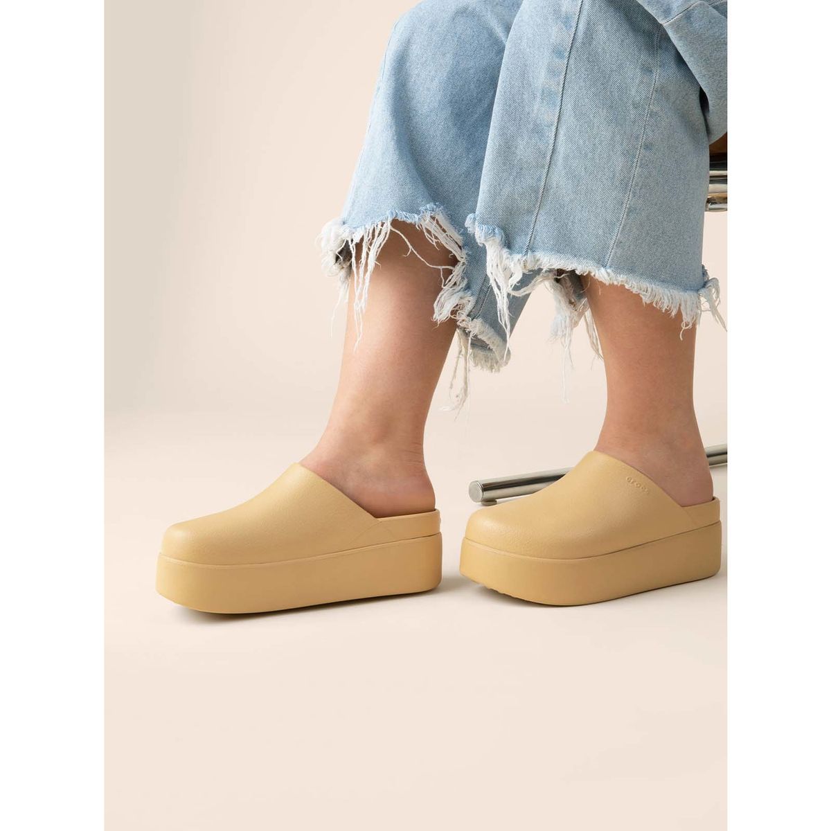 CROCS - Zueco Crocs Mujer Dylan Plataforma Clog Café CROCS