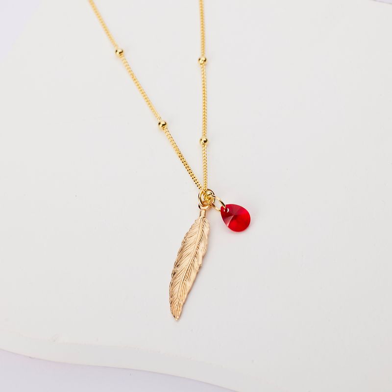 BY LAS CAYETANAS - Collar pluma y cristal bañado en Oro 18k.---