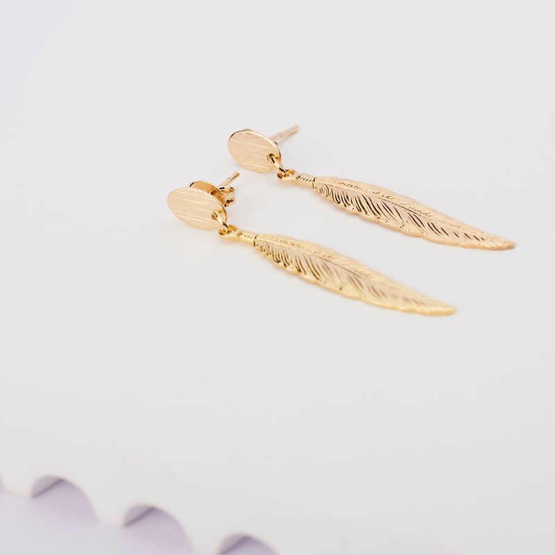 BY LAS CAYETANAS - Aros plumas bañados en Oro 18k.---
