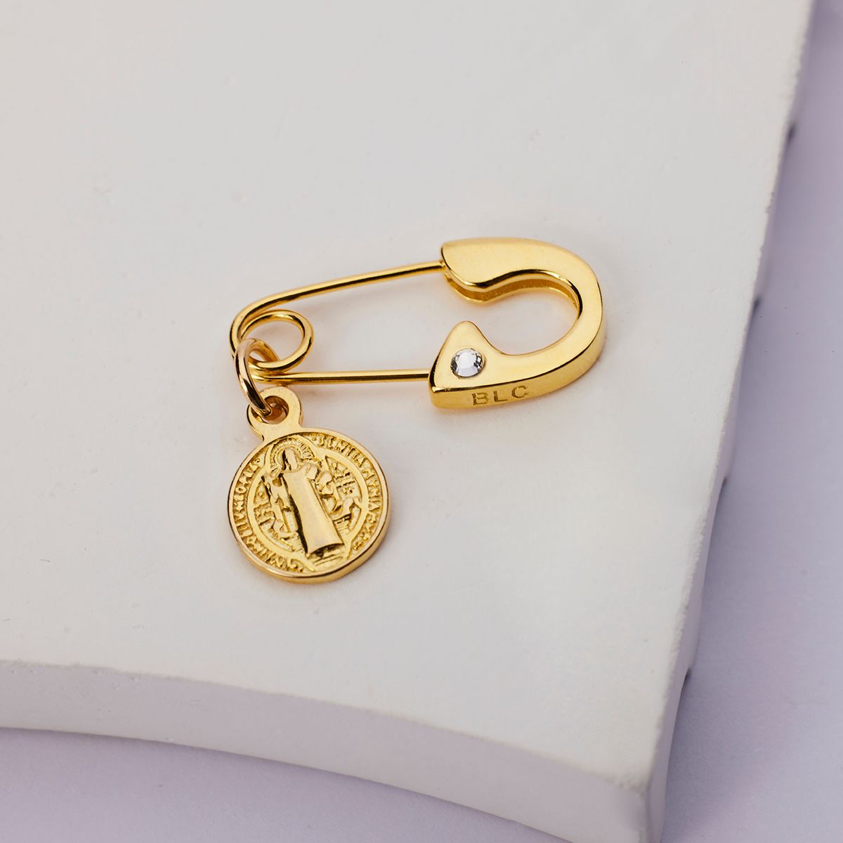 BY LAS CAYETANAS - Ganchito de protección bañado en Oro 18k San Benito y cristal fijado