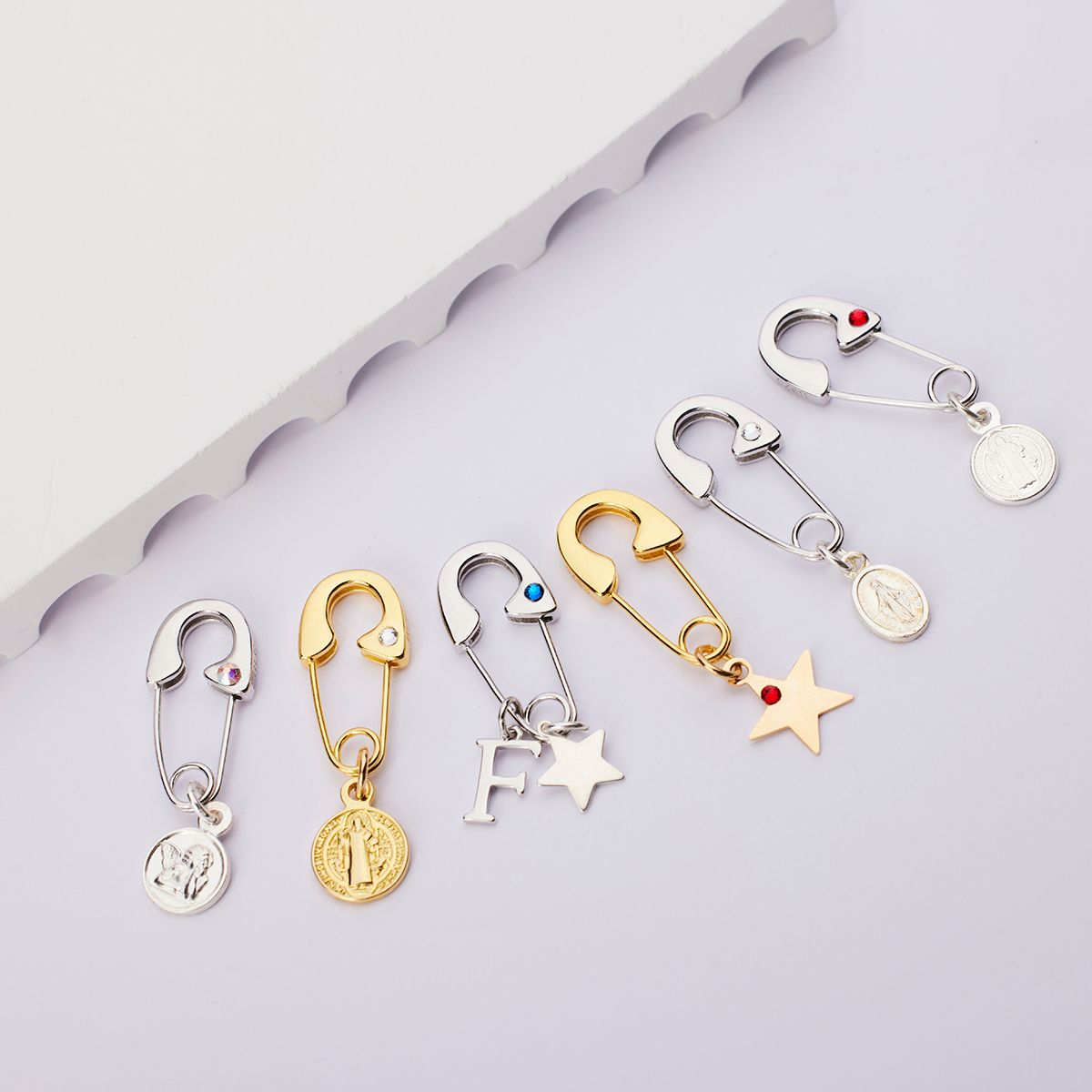 BY LAS CAYETANAS - Ganchito de protección bañado en Oro 18k San Benito y cristal fijado