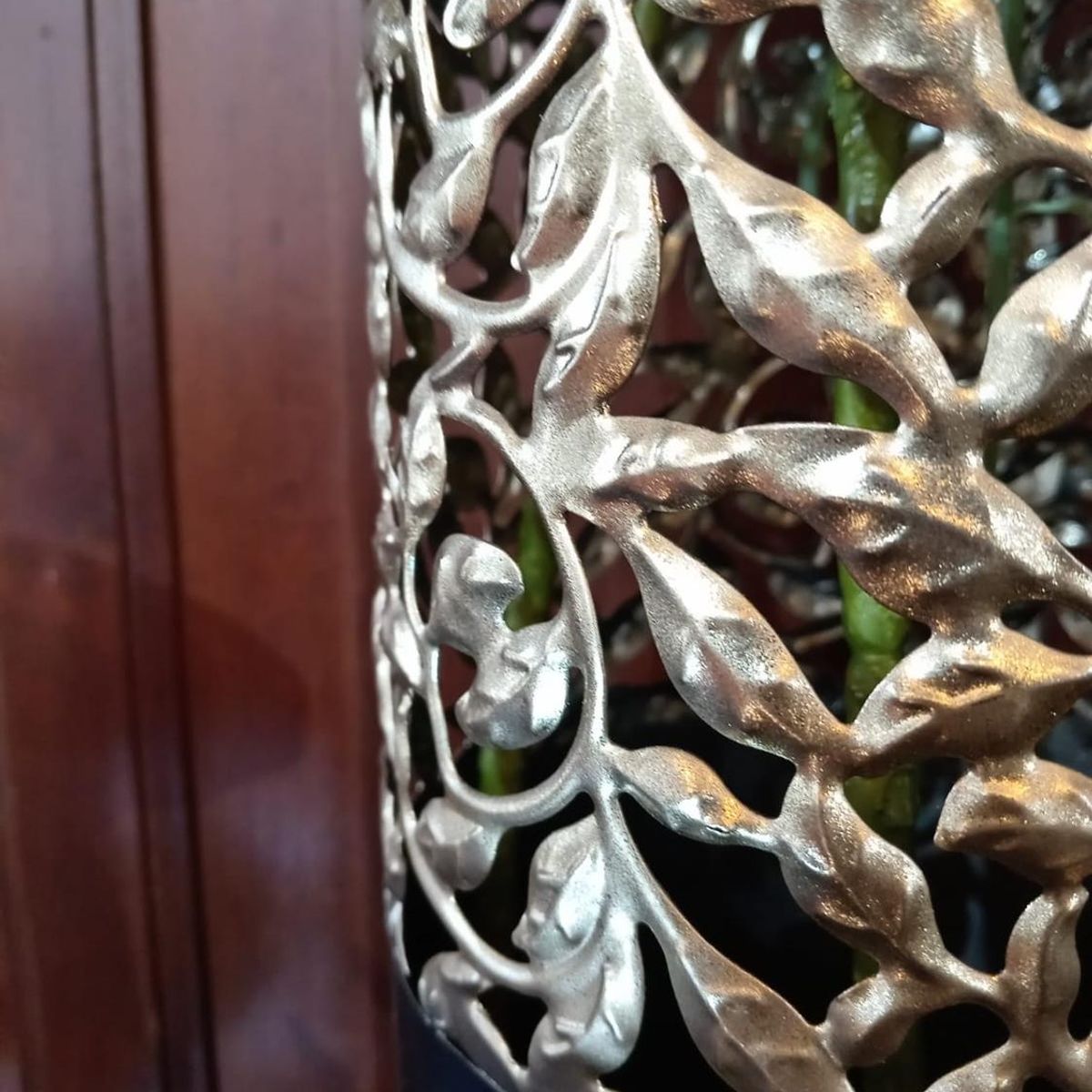 TERRA ESTILO - Florero Metálico Negro con Detalles Dorados