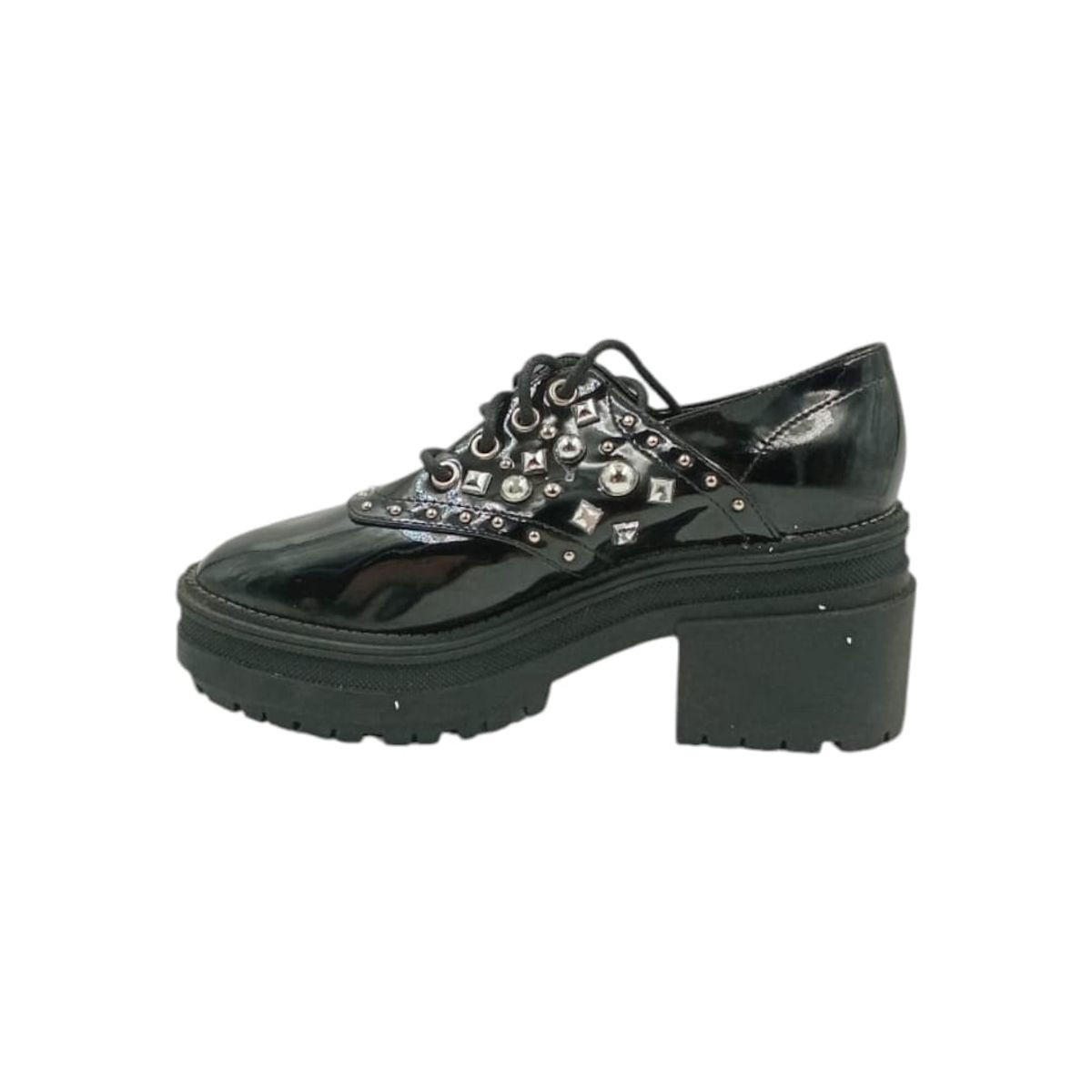 HERIEL - Zapato Negro Charol Tachas