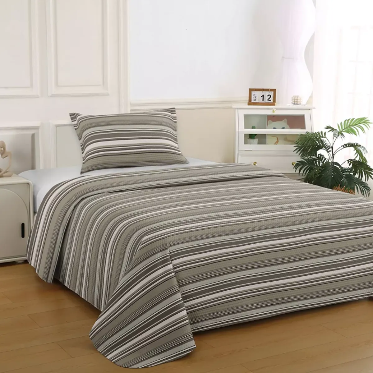 ILLUSIONS - Quilt Brusela King Marca Illusions Diseño Moderno  Crema