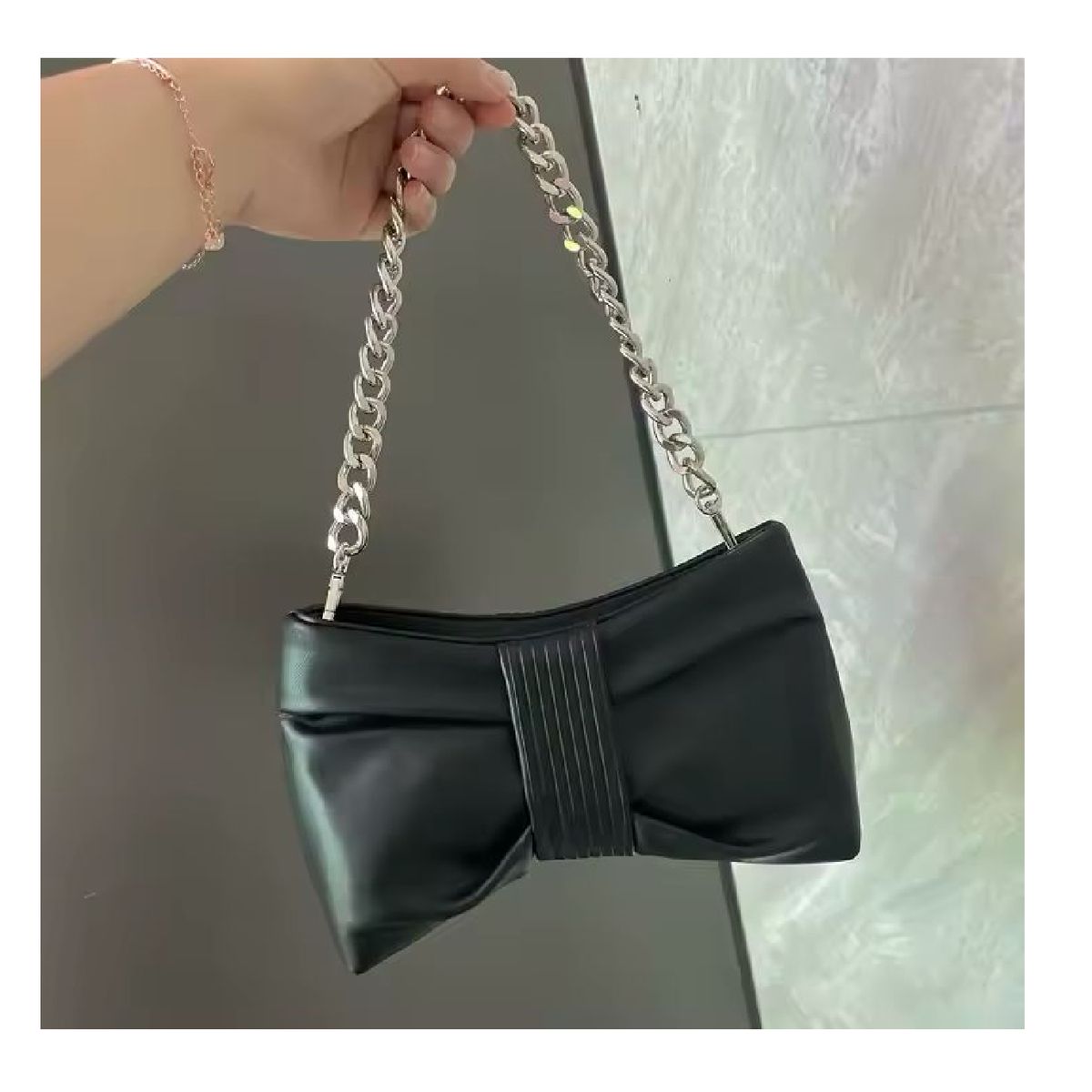 GENERICO - Cartera Bandolera Negra Detalles Plateados