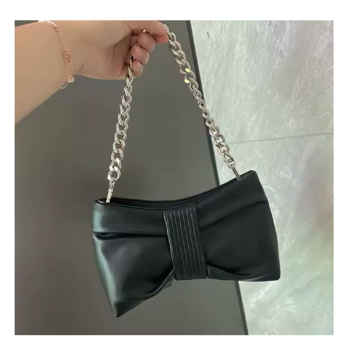 GENERICO - Cartera Bandolera Negra Detalles Plateados