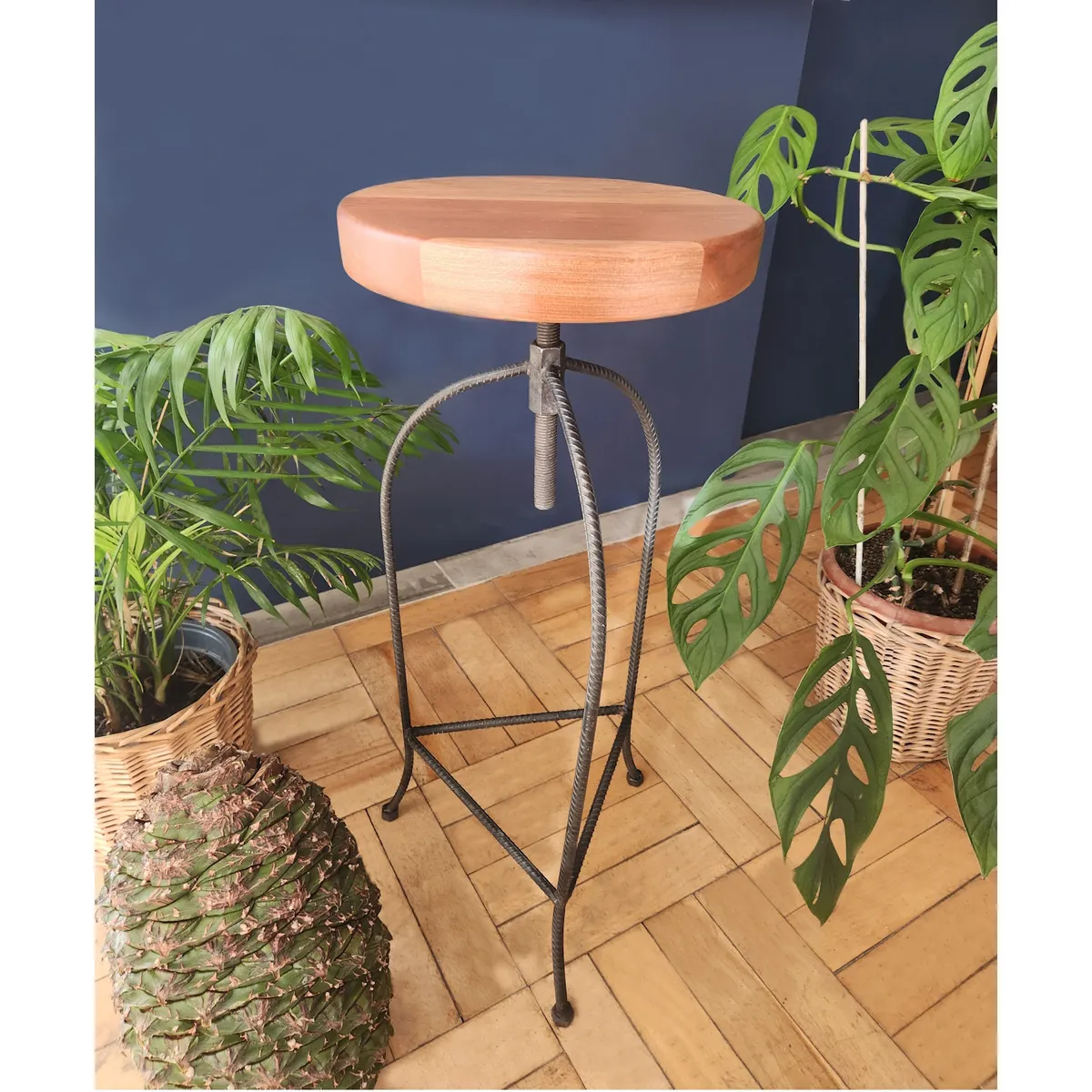 ILOFT - Taburete industrial de roble con altura ajustable