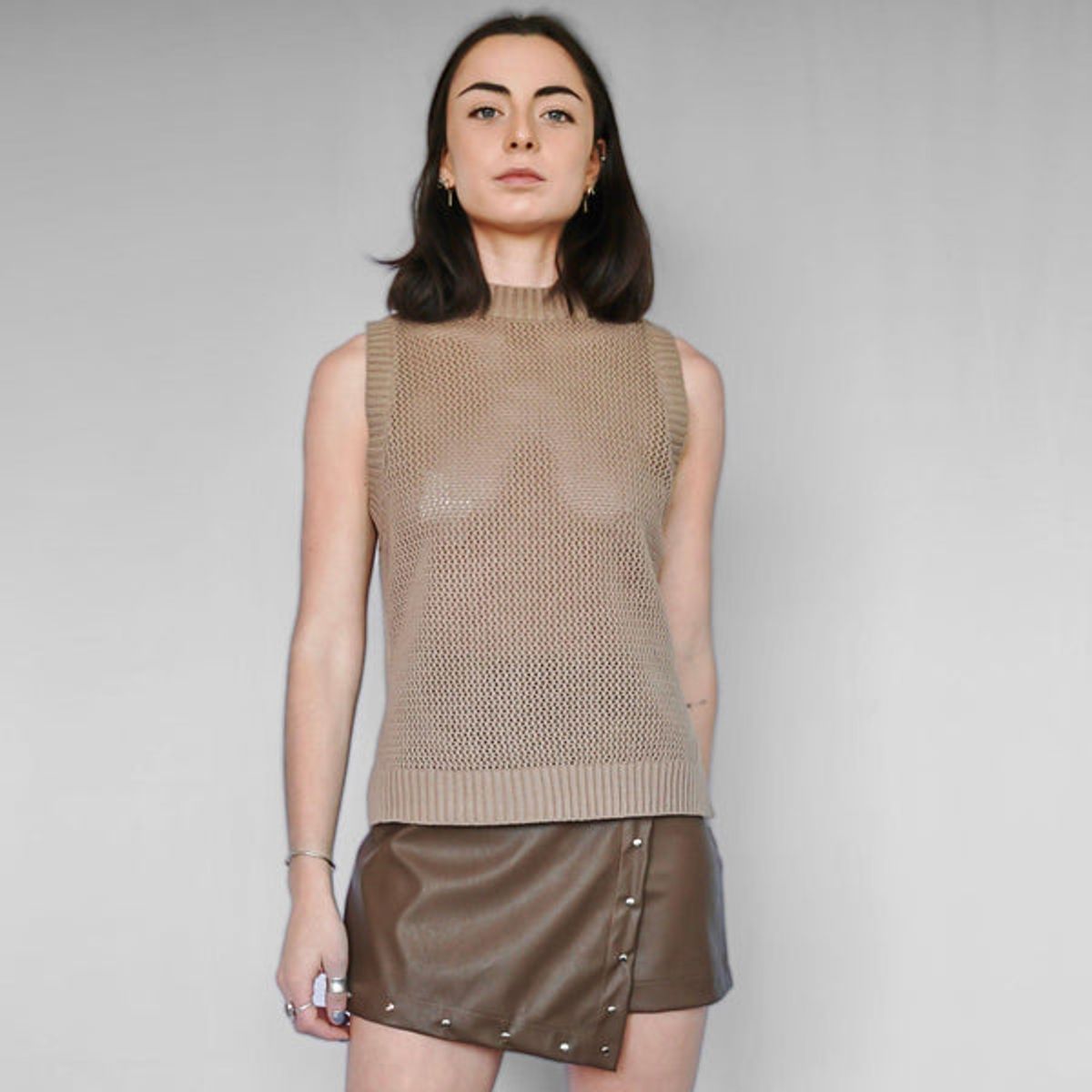 ME QUIERE MUCHO POQUITO NADA - Sweater Sin Mangas Café Tejido Calado - Oslo - MQM