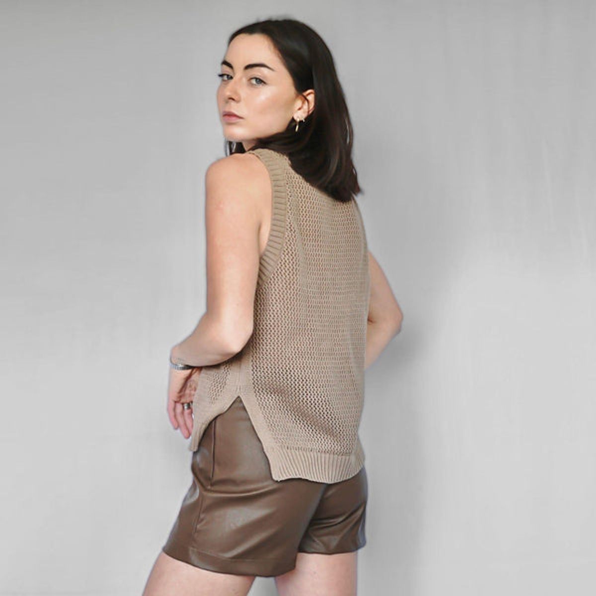 ME QUIERE MUCHO POQUITO NADA - Sweater Sin Mangas Café Tejido Calado - Oslo - MQM