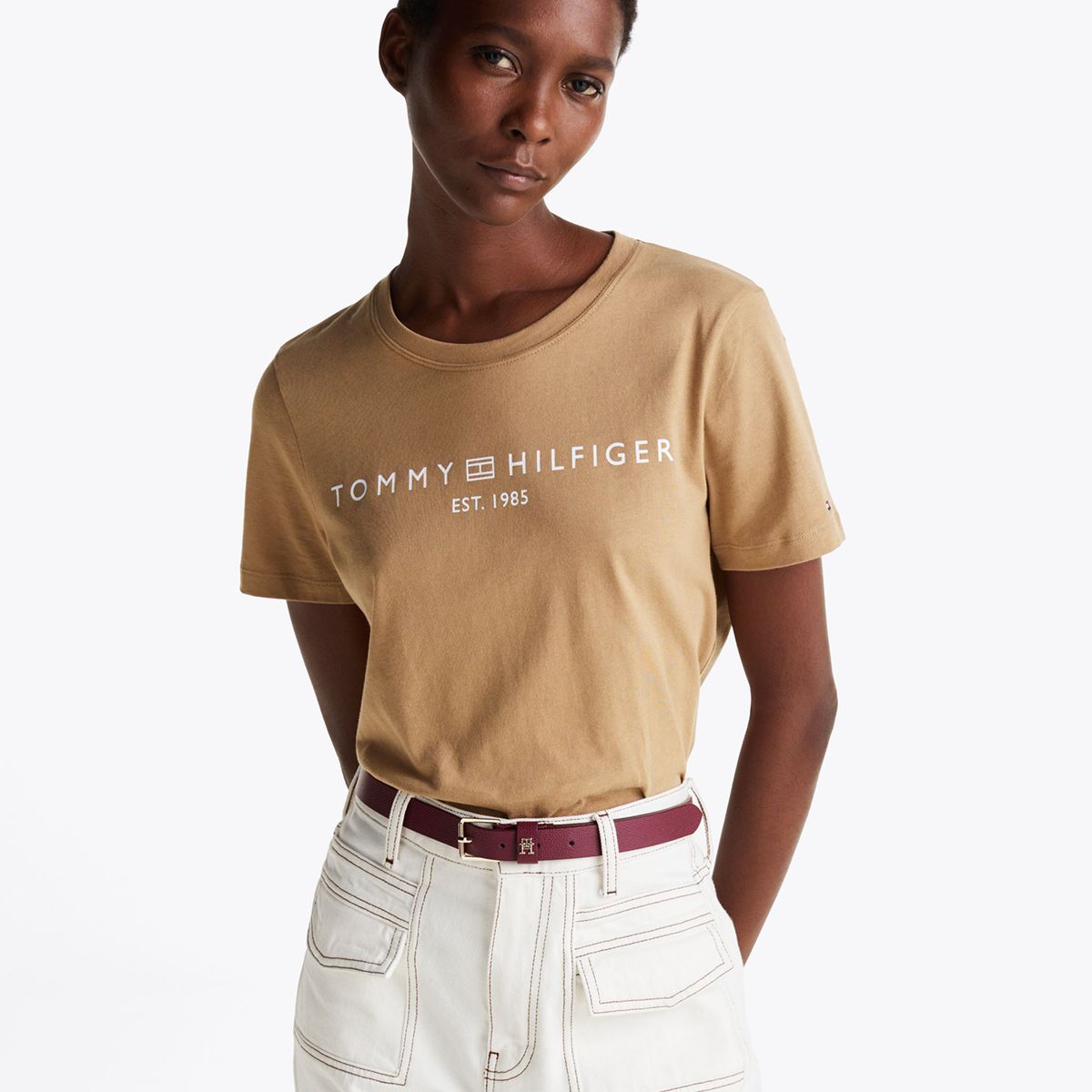 TOMMY HILFIGER - Polera Signature Con Logo Café Tommy Hilfiger