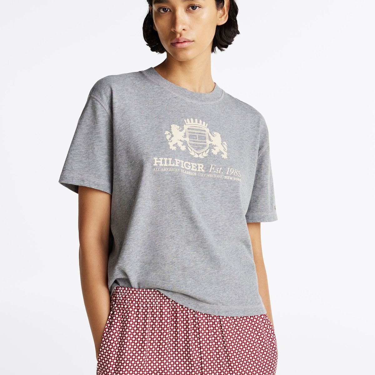 TOMMY HILFIGER - Polera Neat Varsity Relaxed Fit Gris Tommy Hilfiger