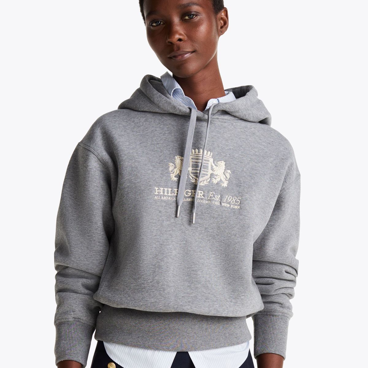 TOMMY HILFIGER - Polerón Hoodie Logo Varsity Bordado Gris Tommy Hilfiger